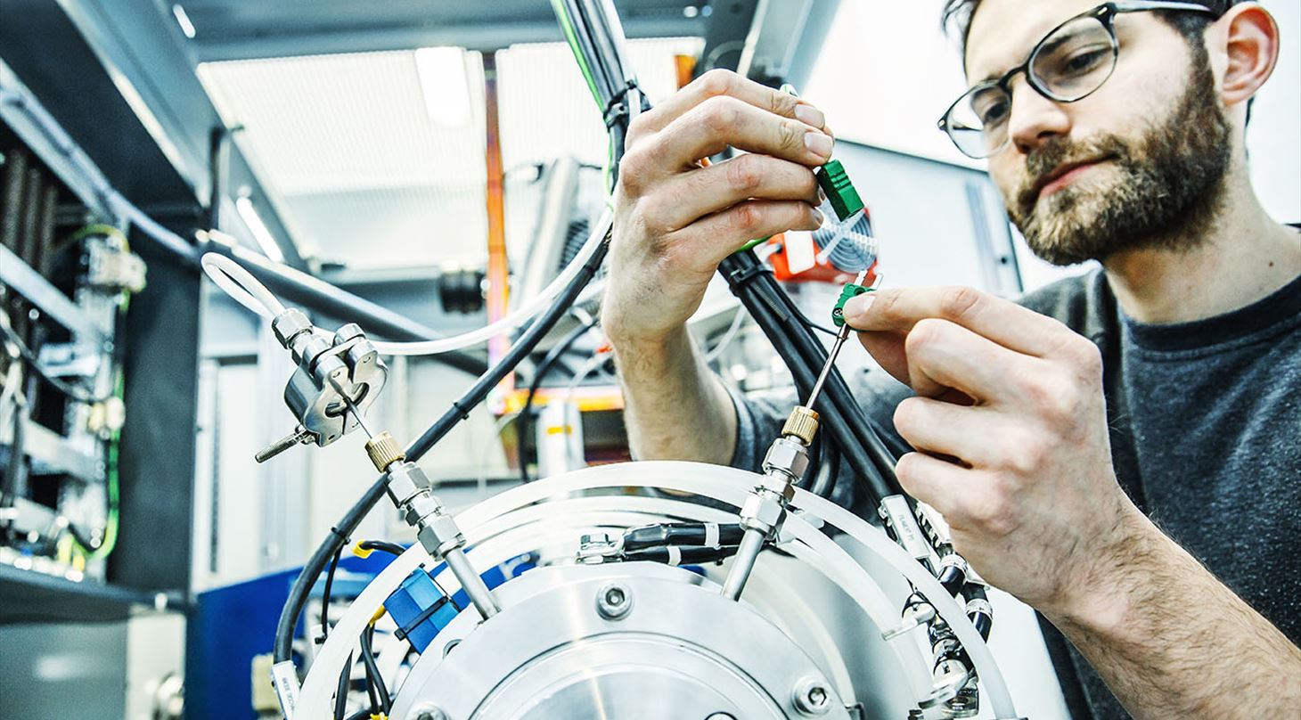 Mand arbejder med ionimplantering